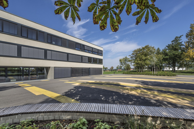 Blick zum Schulgebäude